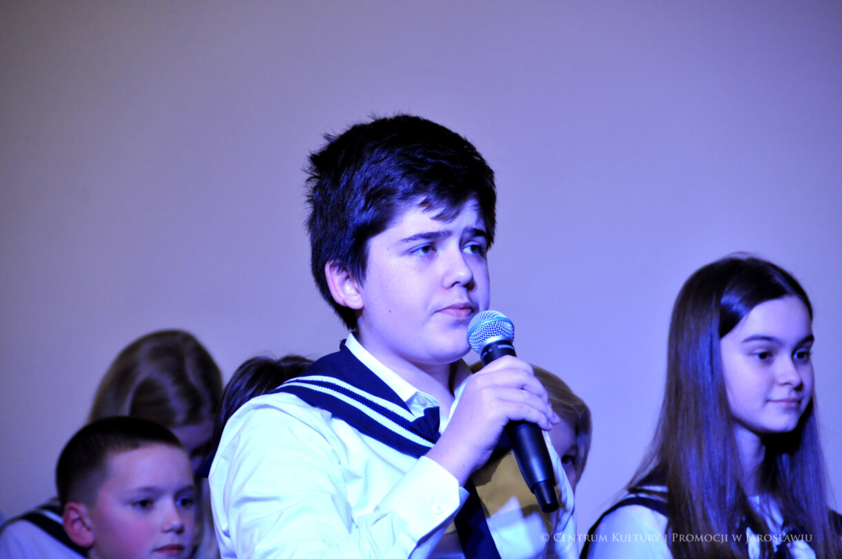 koncert kolęd, zbliżenie na chórzystę