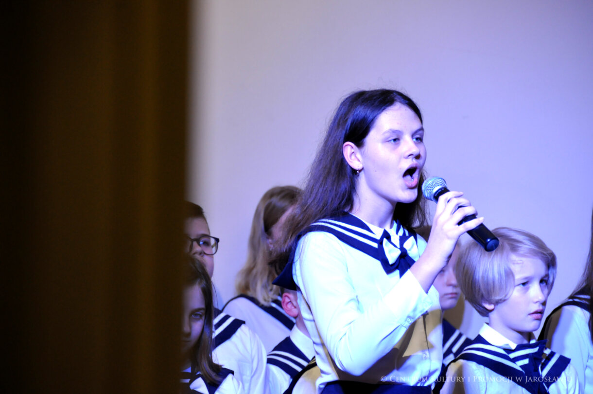 koncert kolęd, zbliżenie na chórzystkę