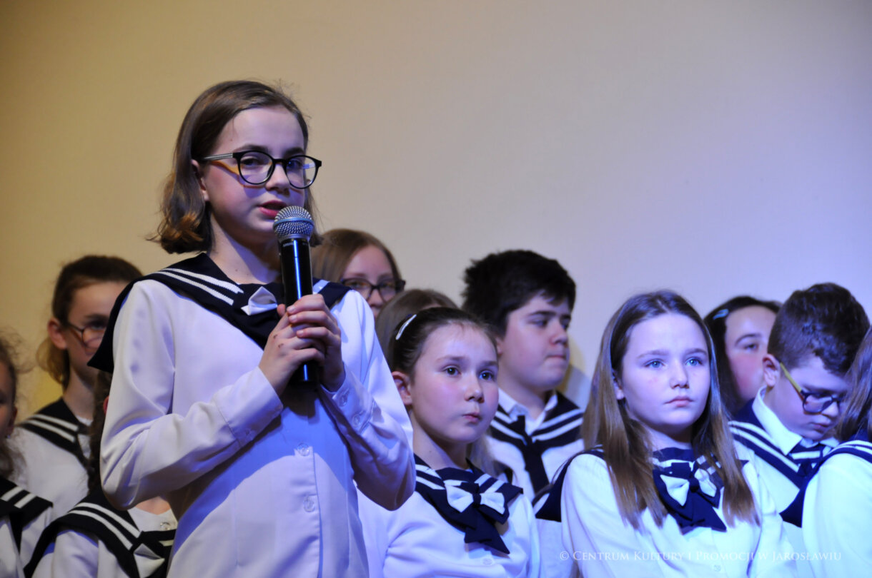 koncert kolęd, zbliżenie na chórzystkę