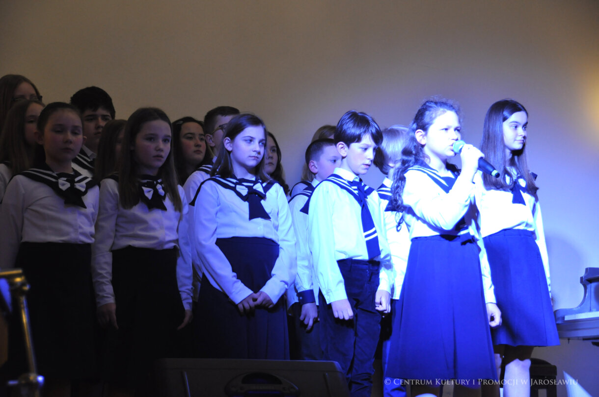 koncert kolęd, zbliżenie na chórzystkę