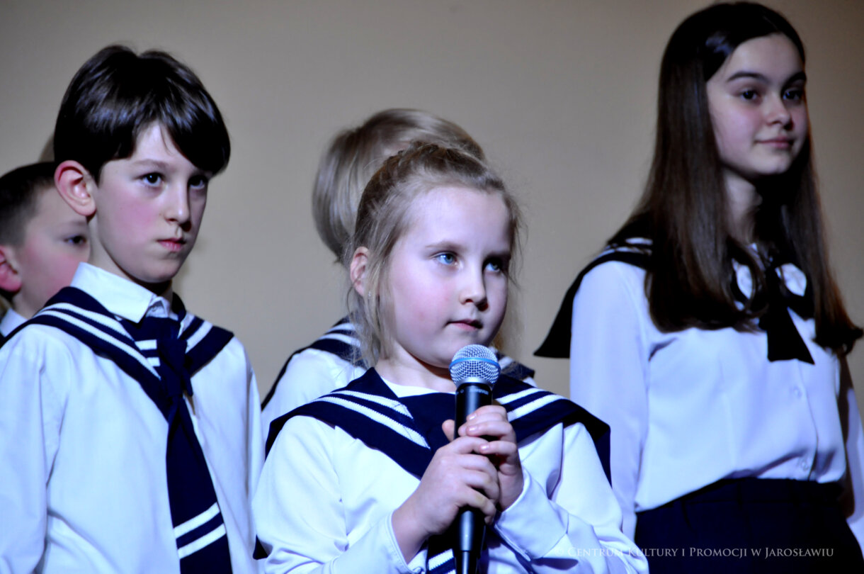 koncert kolęd, zbliżenie na chórzystkę