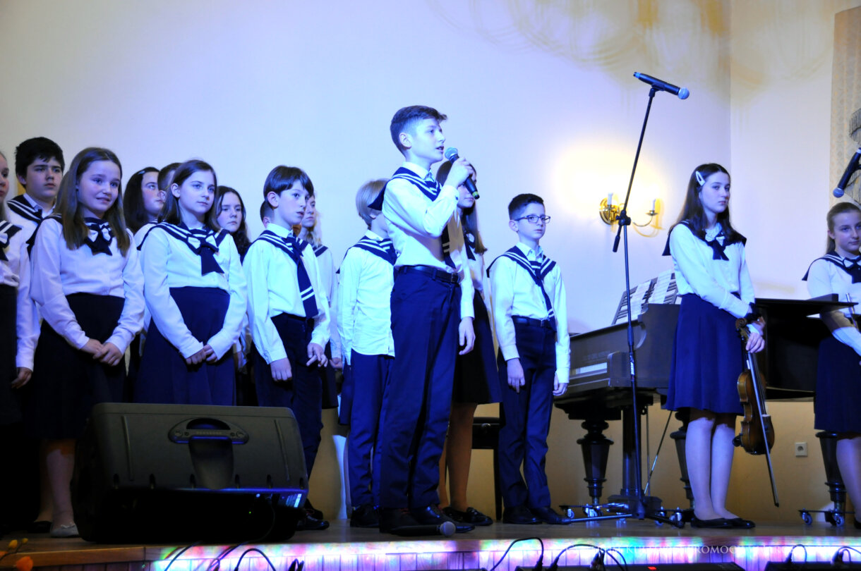 koncert kolęd, zbliżenie na chórzystę