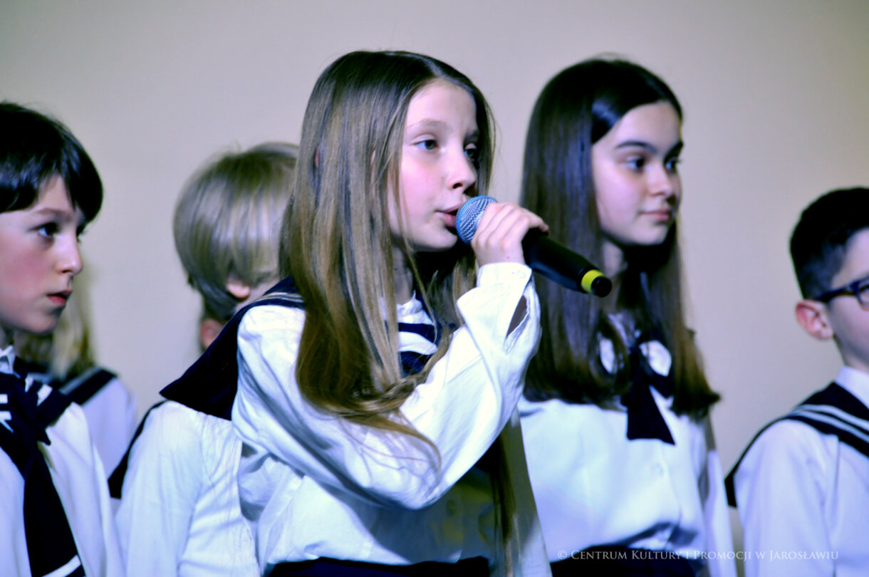 koncert kolęd, zbliżenie na chórzystkę