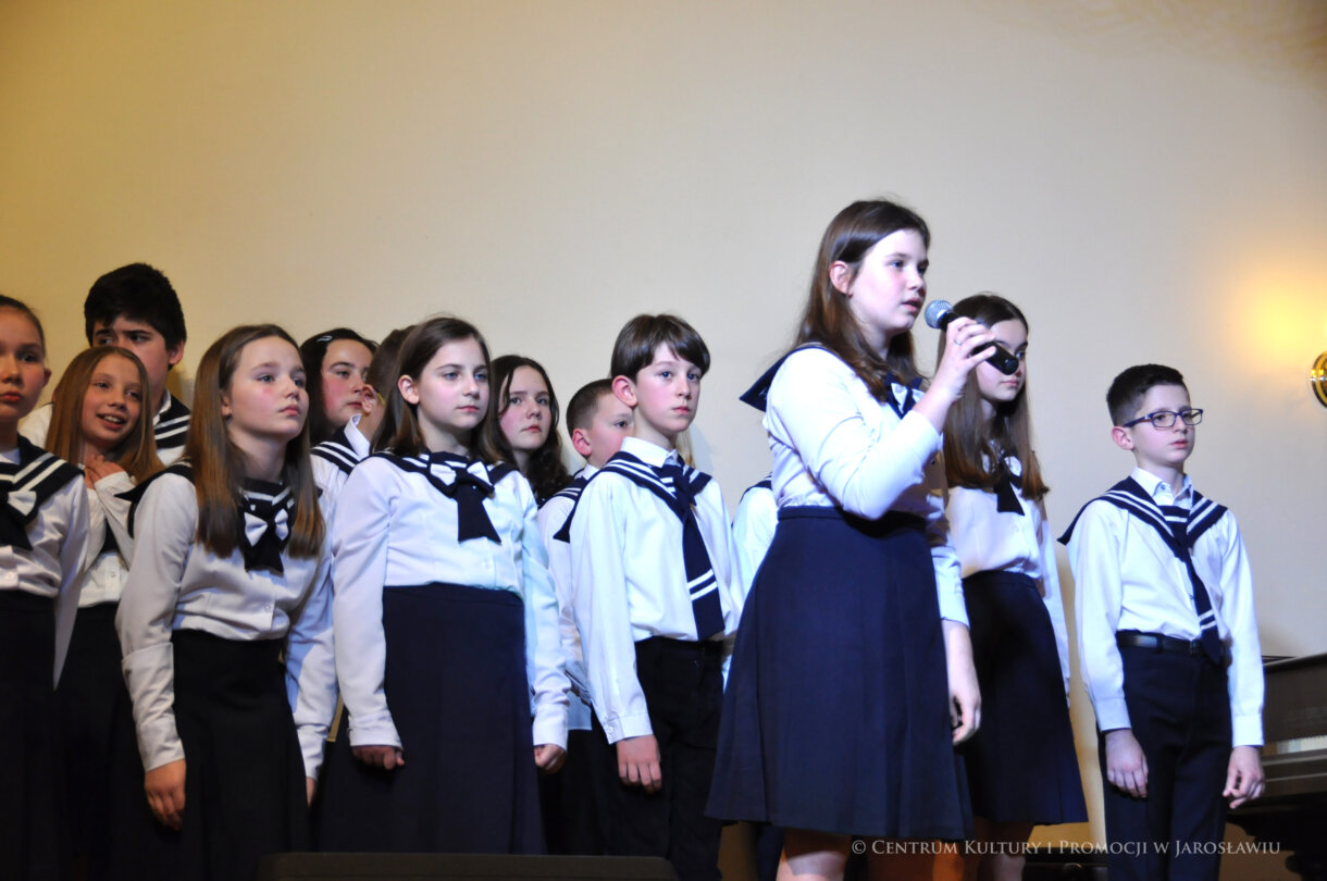 koncert kolęd, zbliżenie na chórzystkę