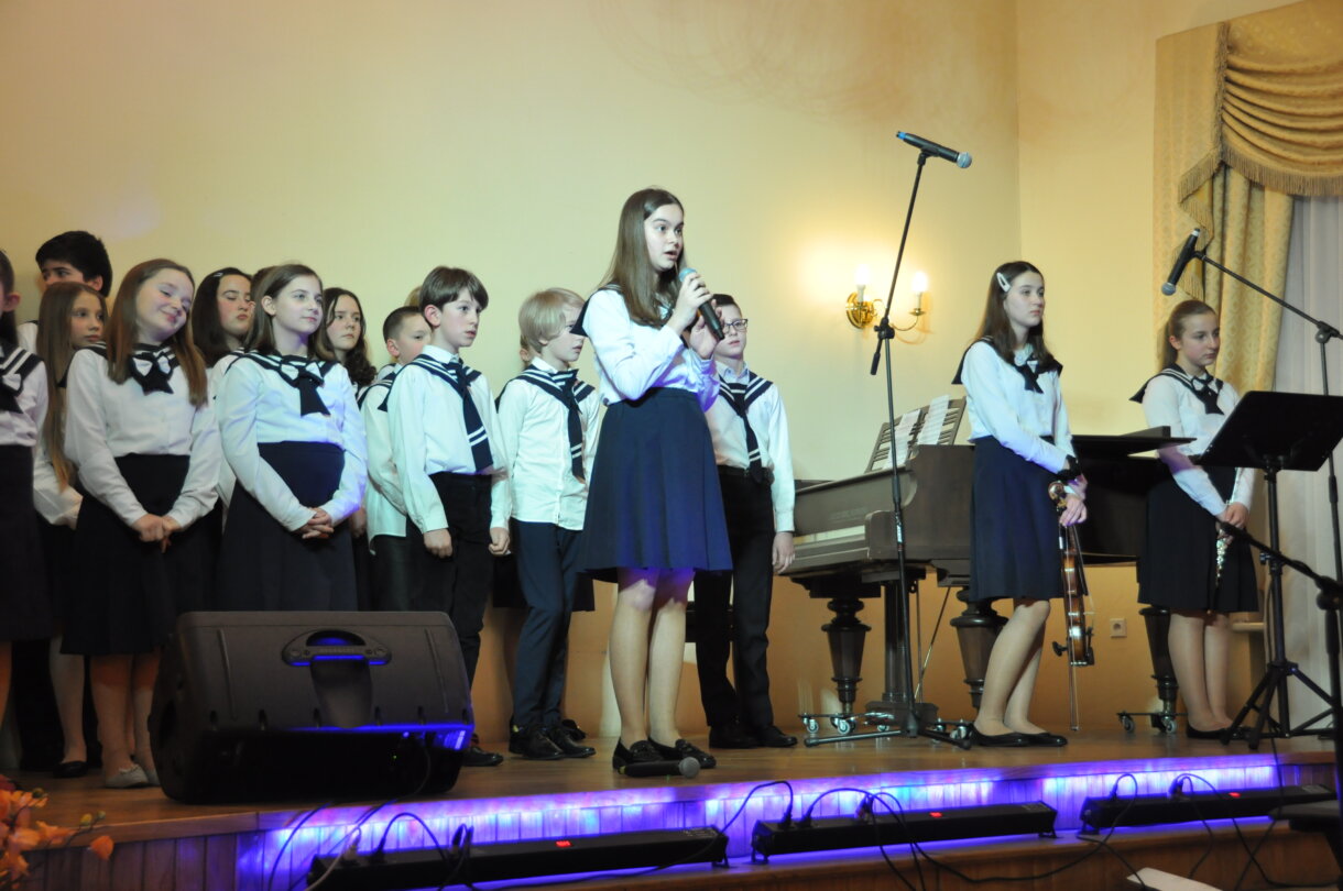 uczniowie SP Sióstr Niepokalanek w Jarosławiu podczas koncertu kolęd