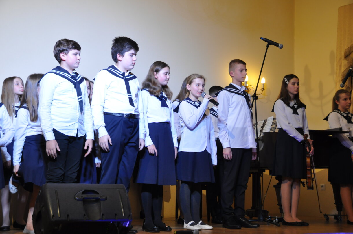 uczniowie SP Sióstr Niepokalanek w Jarosławiu podczas koncertu kolęd