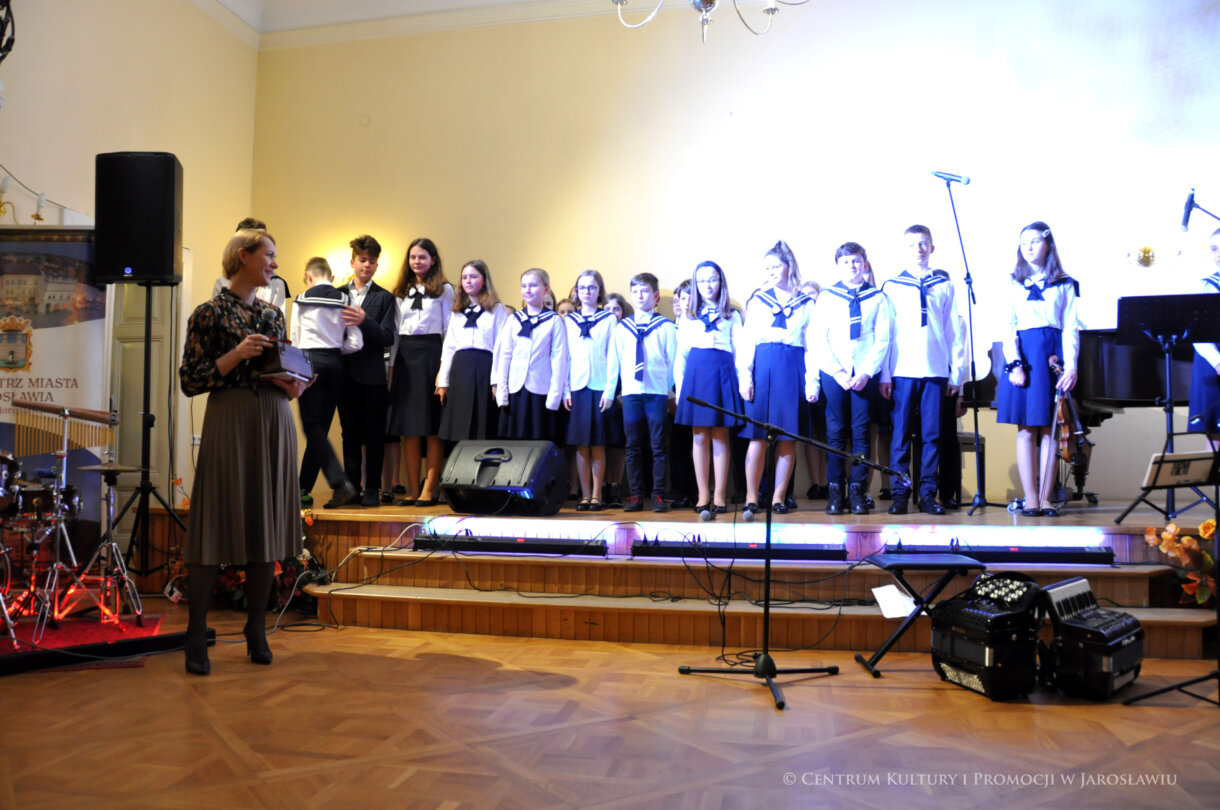 uczniowie SP Sióstr Niepokalanek w Jarosławiu podczas koncertu kolęd