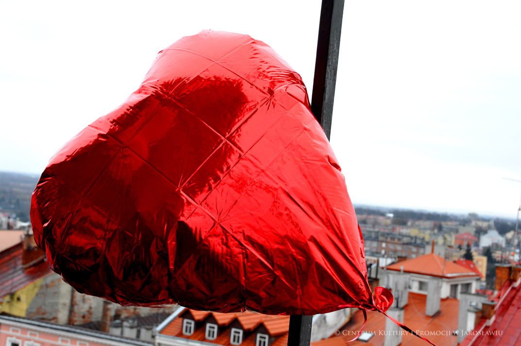 czerwony walentynkowy balon umieszczony na wieży zegarowej jarosławskiego ratusza