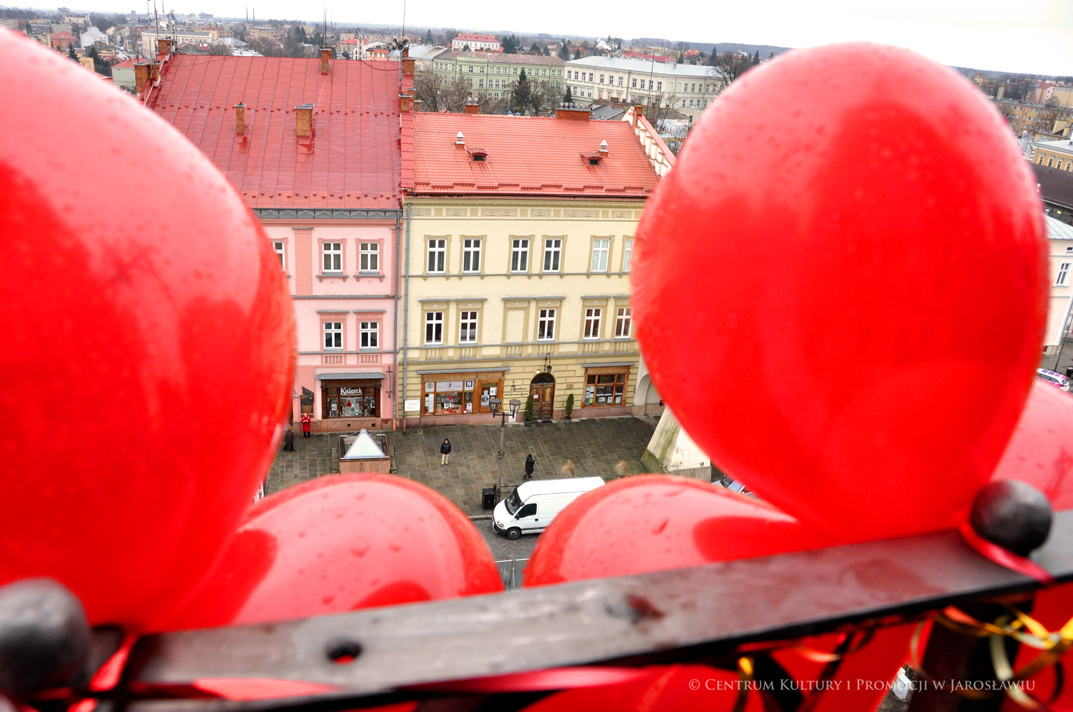 Walentynkowe balony umieszczone na wieży zegarowej w tle widok na jarosławskie kamienice