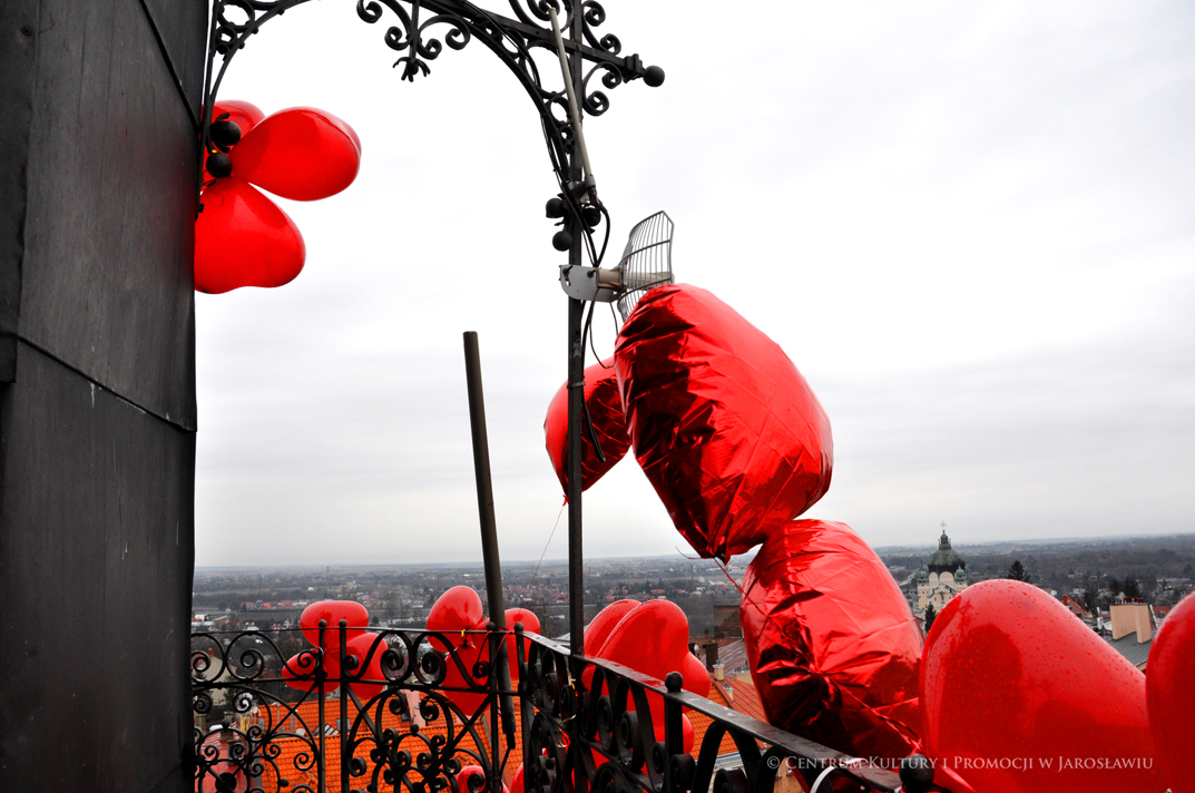 Walentynkowe balony umieszczone na wieży zegarowej w tle panorama Jarosławia