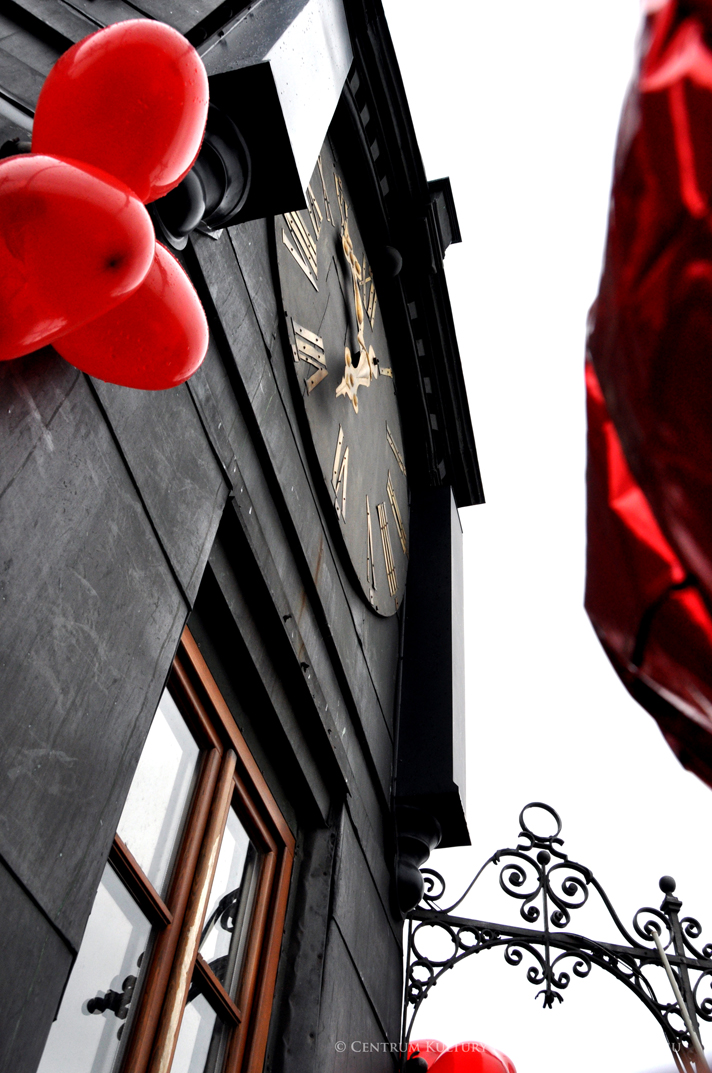 Wieża zegarowa jarosławskiego ratusza przystojona czerwonymi walentynkowymi balonami