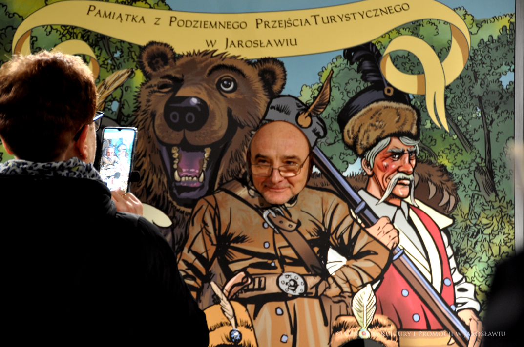 Uczestnicy akcji zakochani w podziemiach zwiedzają Podziemne Przejście Turystyczne w Jarosławiu