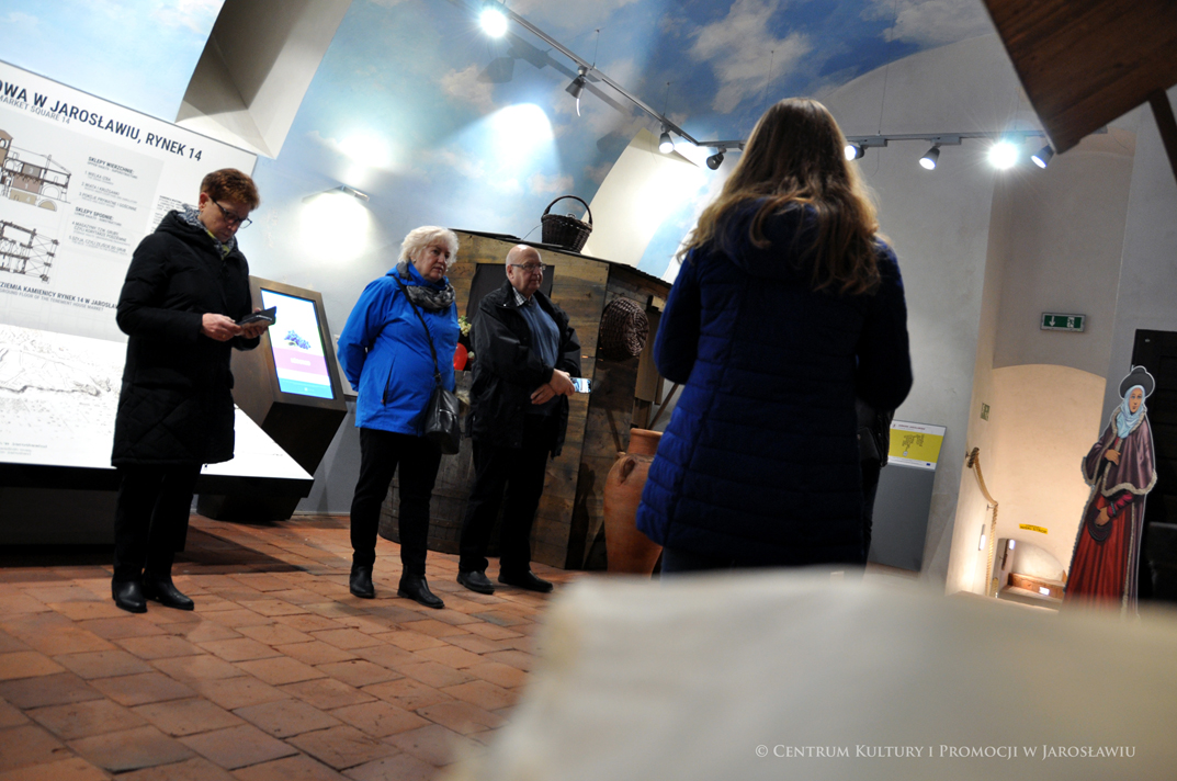 Uczestnicy akcji zakochani w podziemiach zwiedzają Podziemne Przejście Turystyczne w Jarosławiu