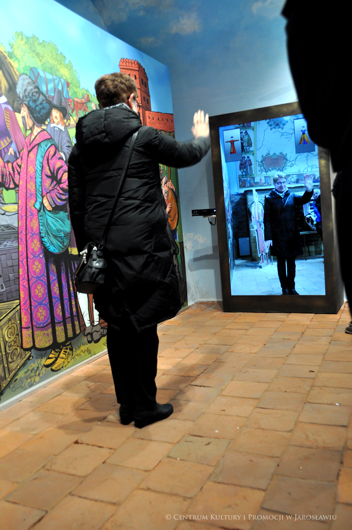 Uczestnicy akcji zakochani w podziemiach zwiedzają Podziemne Przejście Turystyczne w Jarosławiu