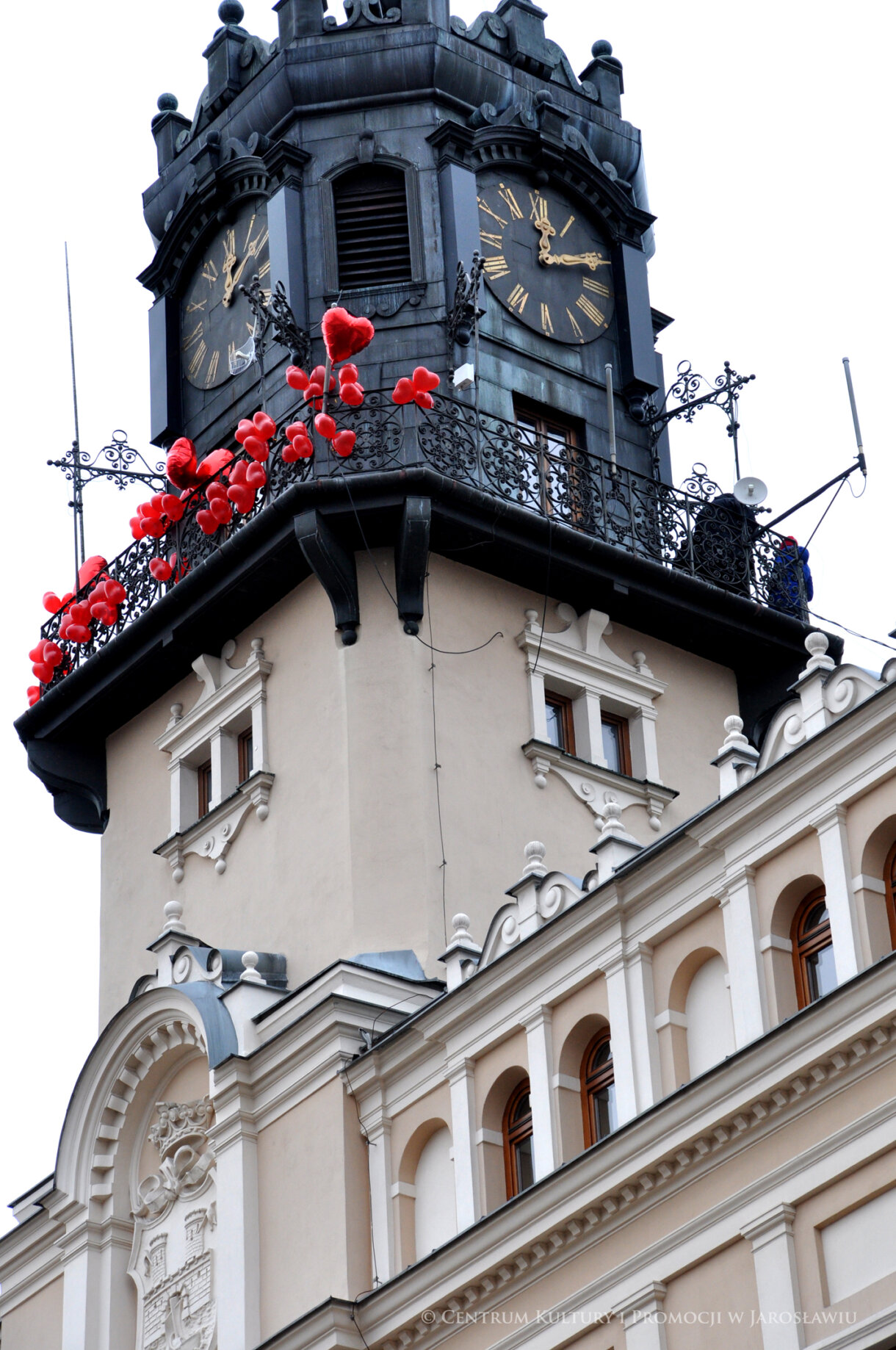 Wieża zegarowa jarosławskiego ratusza przystojona czerwonymi walentynkowymi balonami