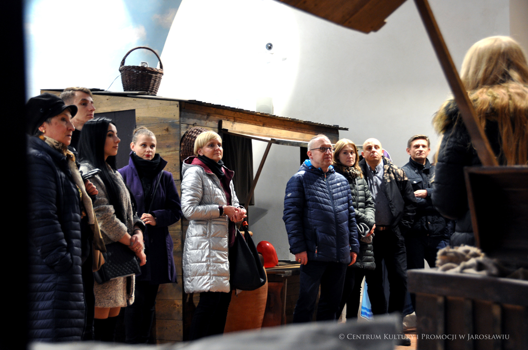 Uczestnicy akcji zakochani w podziemiach zwiedzają Podziemne Przejście Turystyczne w Jarosławiu