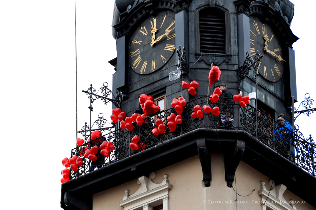 Wieża zegarowa jarosławskiego ratusza przystojona czerwonymi walentynkowymi balonami