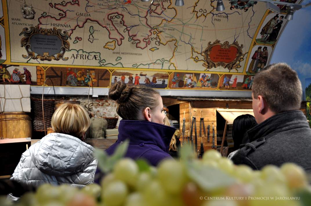Uczestnicy akcji zakochani w podziemiach zwiedzają Podziemne Przejście Turystyczne w Jarosławiu