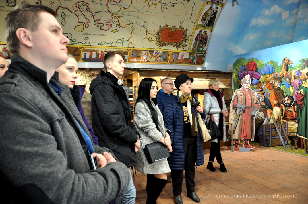 Uczestnicy akcji zakochani w podziemiach zwiedzają Podziemne Przejście Turystyczne w Jarosławiu