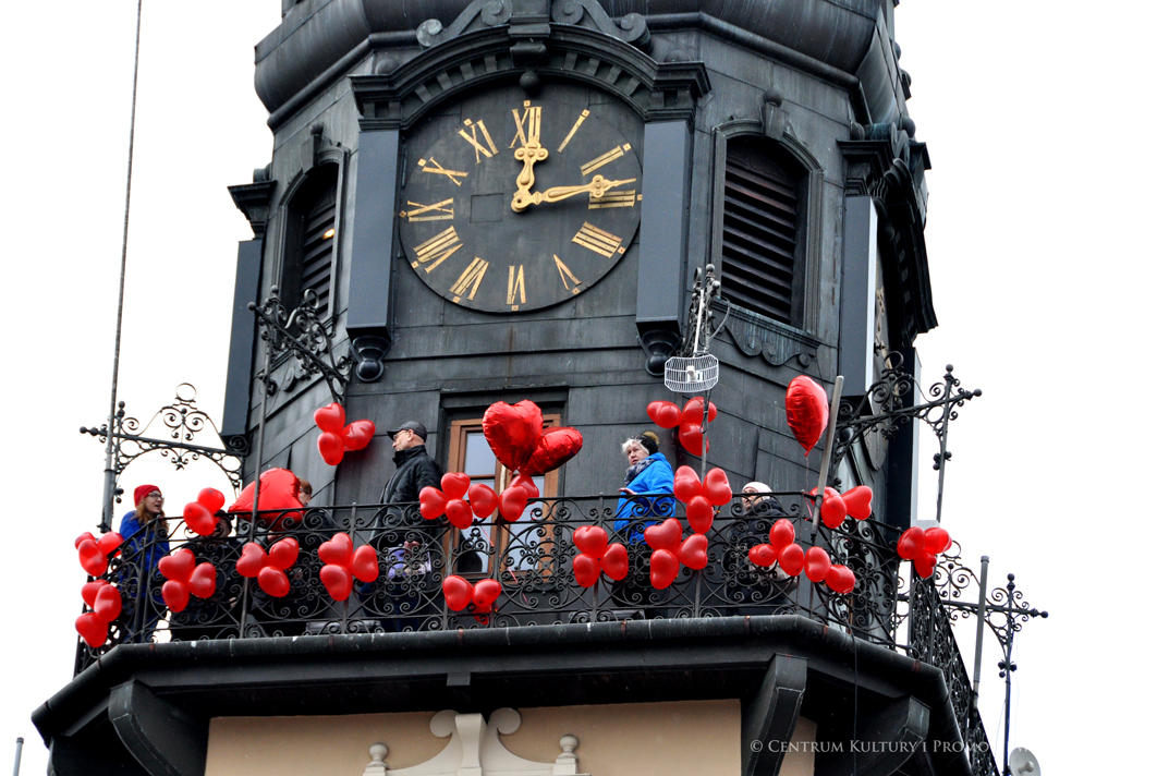Wieża zegarowa jarosławskiego ratusza przystojona czerwonymi walentynkowymi balonami