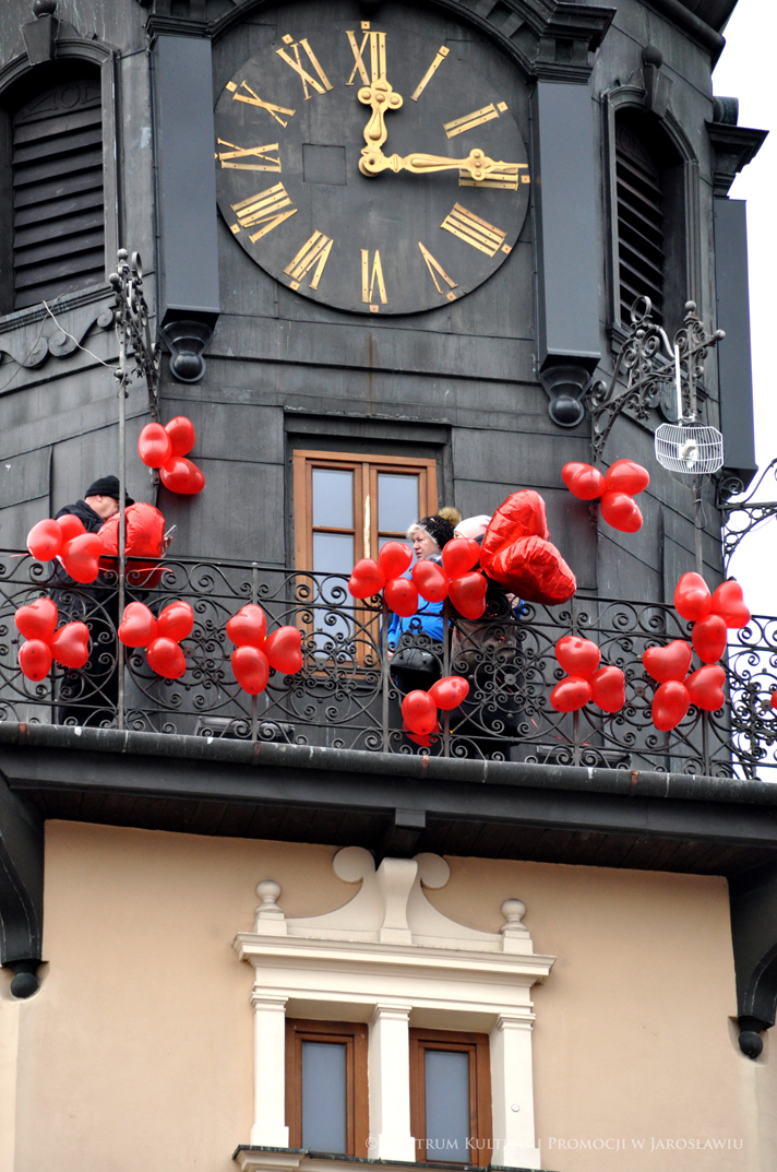 Wieża zegarowa jarosławskiego ratusza przystojona czerwonymi walentynkowymi balonami