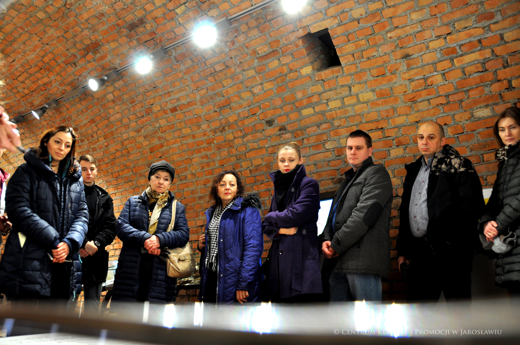 Uczestnicy akcji zakochani w podziemiach zwiedzają Podziemne Przejście Turystyczne w Jarosławiu