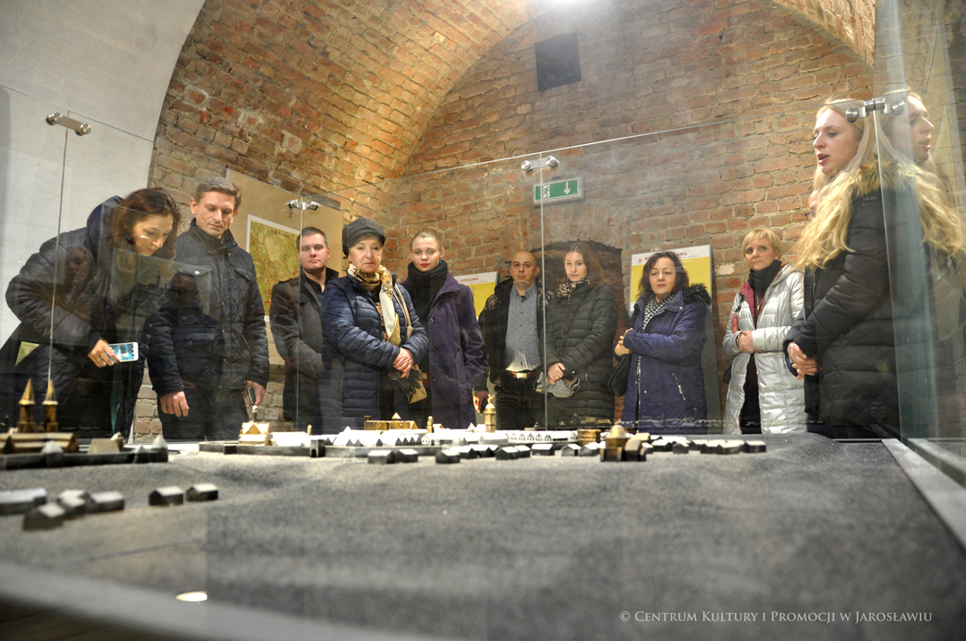 Uczestnicy akcji zakochani w podziemiach zwiedzają Podziemne Przejście Turystyczne w Jarosławiu