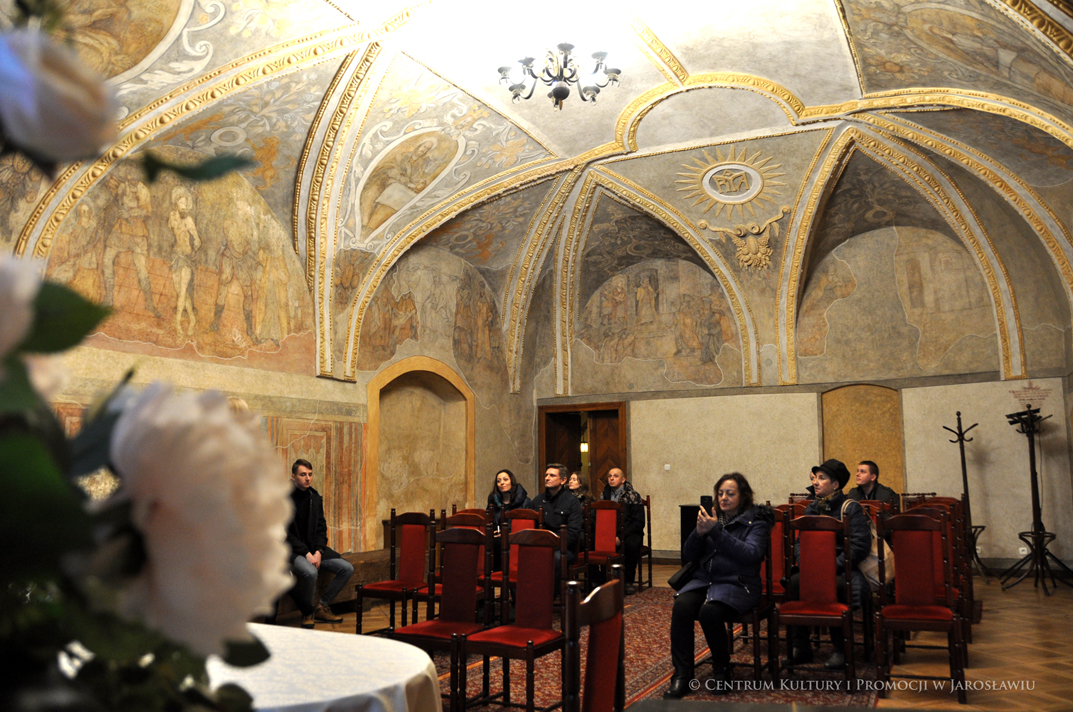 Uczestnicy akcji zakochani w podziemiach zwiedzają Salę Ślubów w Kamienicy Rynek 6