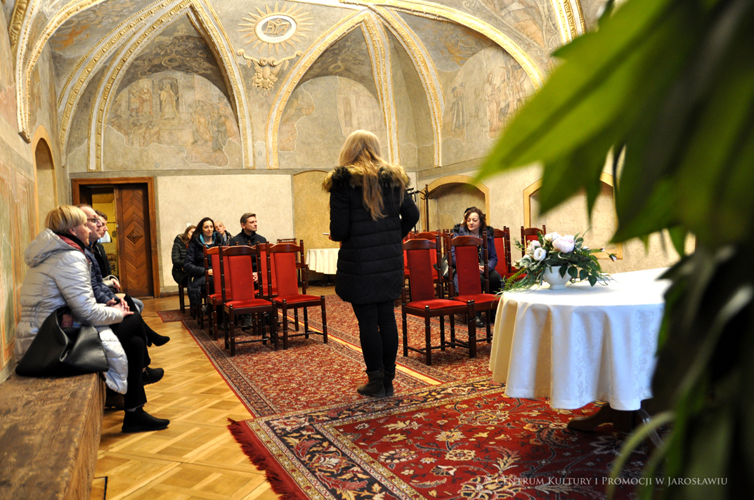 Uczestnicy akcji zakochani w podziemiach zwiedzają Salę Ślubów w Kamienicy Rynek 6