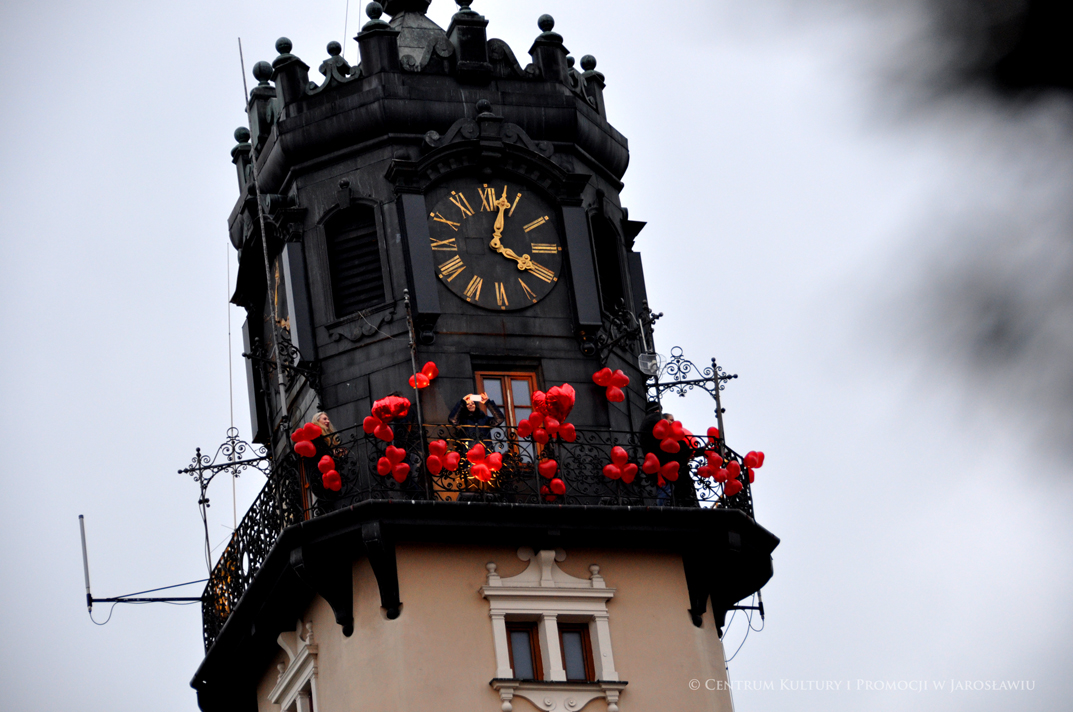 Wieża zegarowa jarosławskiego ratusza przystojona czerwonymi walentynkowymi balonami