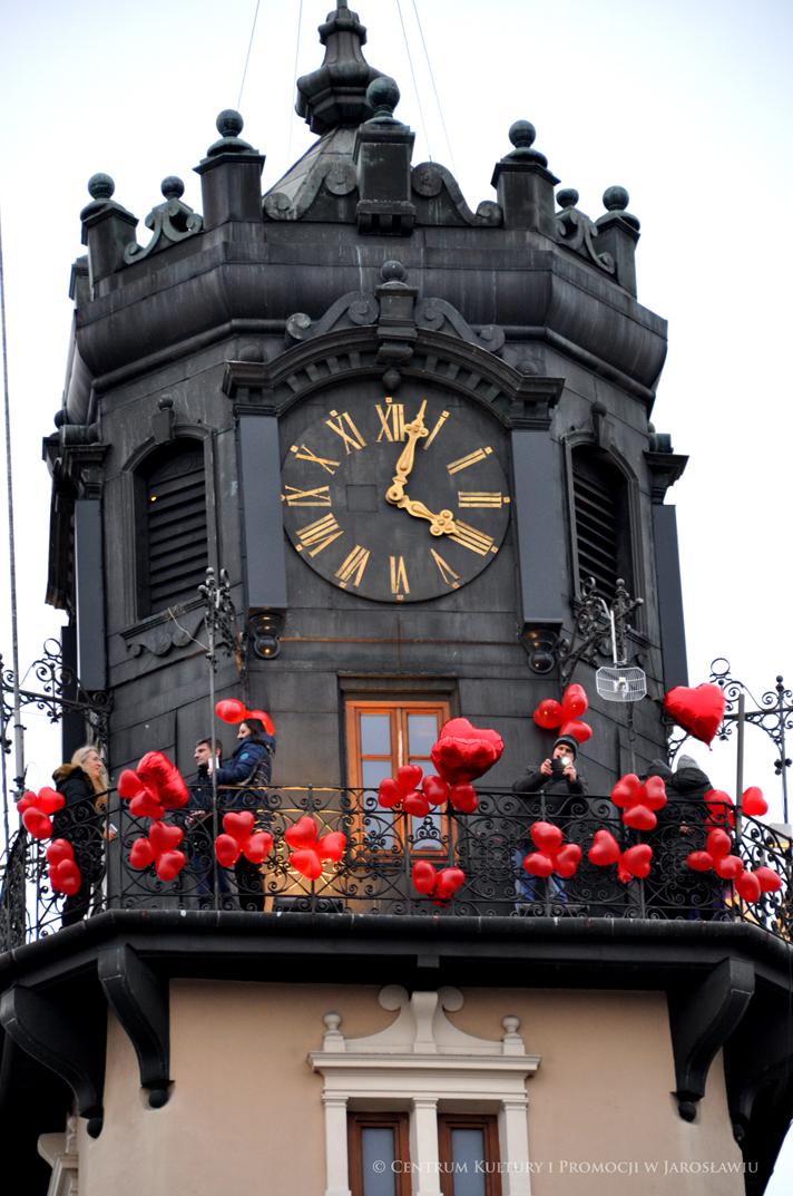Wieża zegarowa jarosławskiego ratusza przystojona czerwonymi walentynkowymi balonami