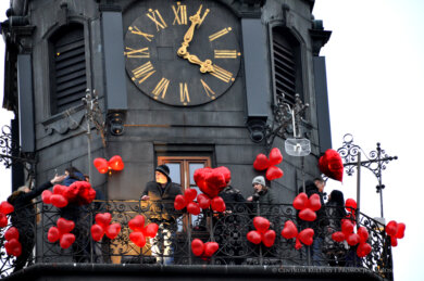 Falling in love with you… Wieża zegarowa jarosławskiego ratusza przystojona czerwonymi walentynkowymi balonami