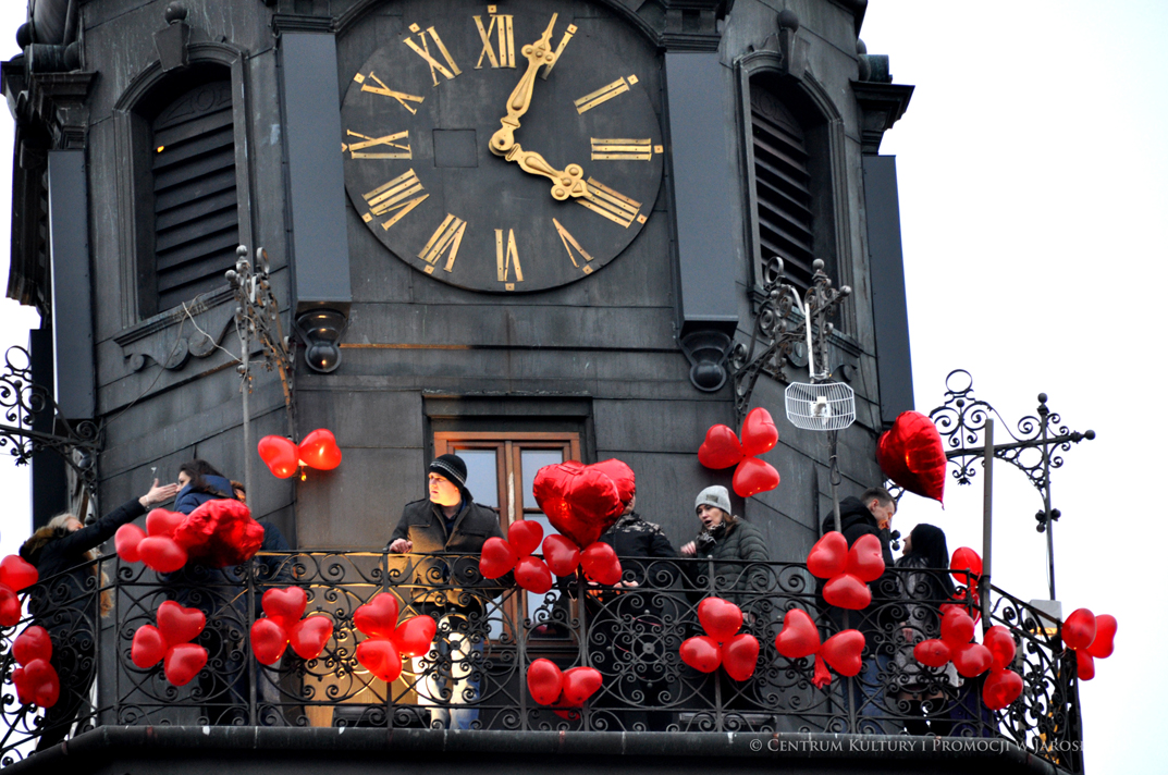 Wieża zegarowa jarosławskiego ratusza przystojona czerwonymi walentynkowymi balonami