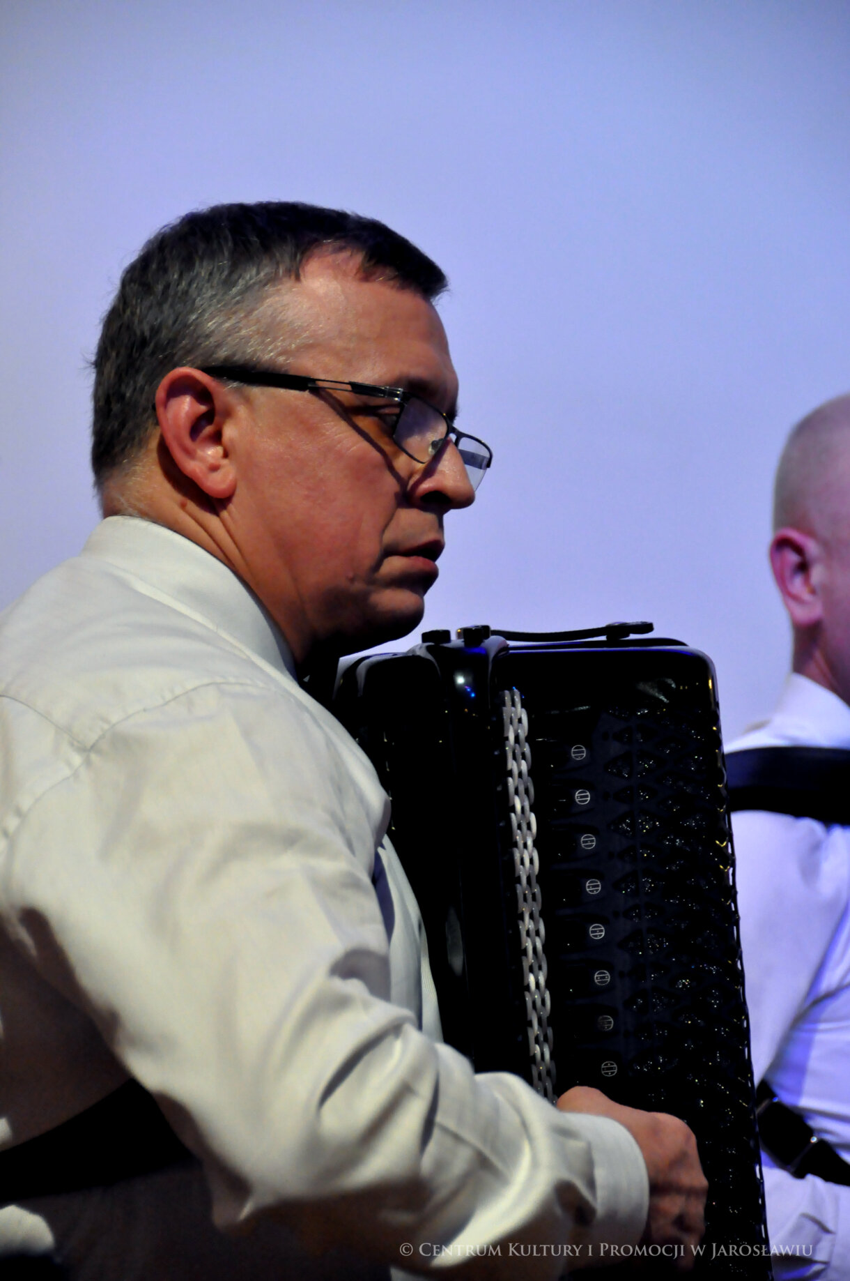 akordeonista podczas koncertu