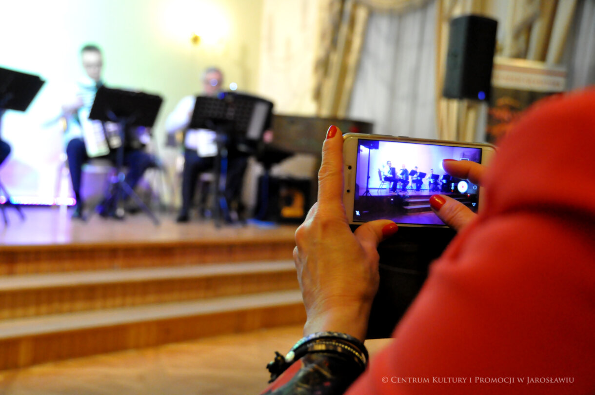 zdjęcia robione przez publiczność podczas koncertu akordeonowego