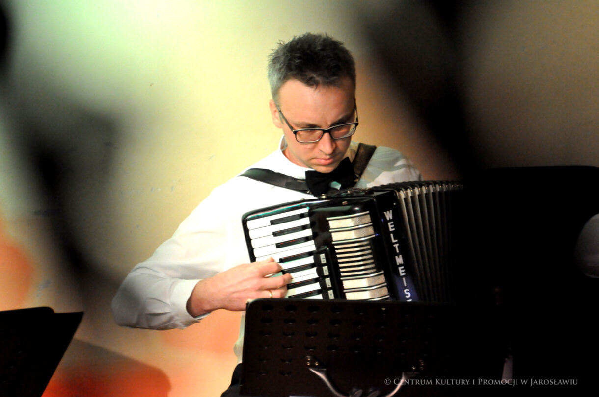 akordeonista podczas koncertu