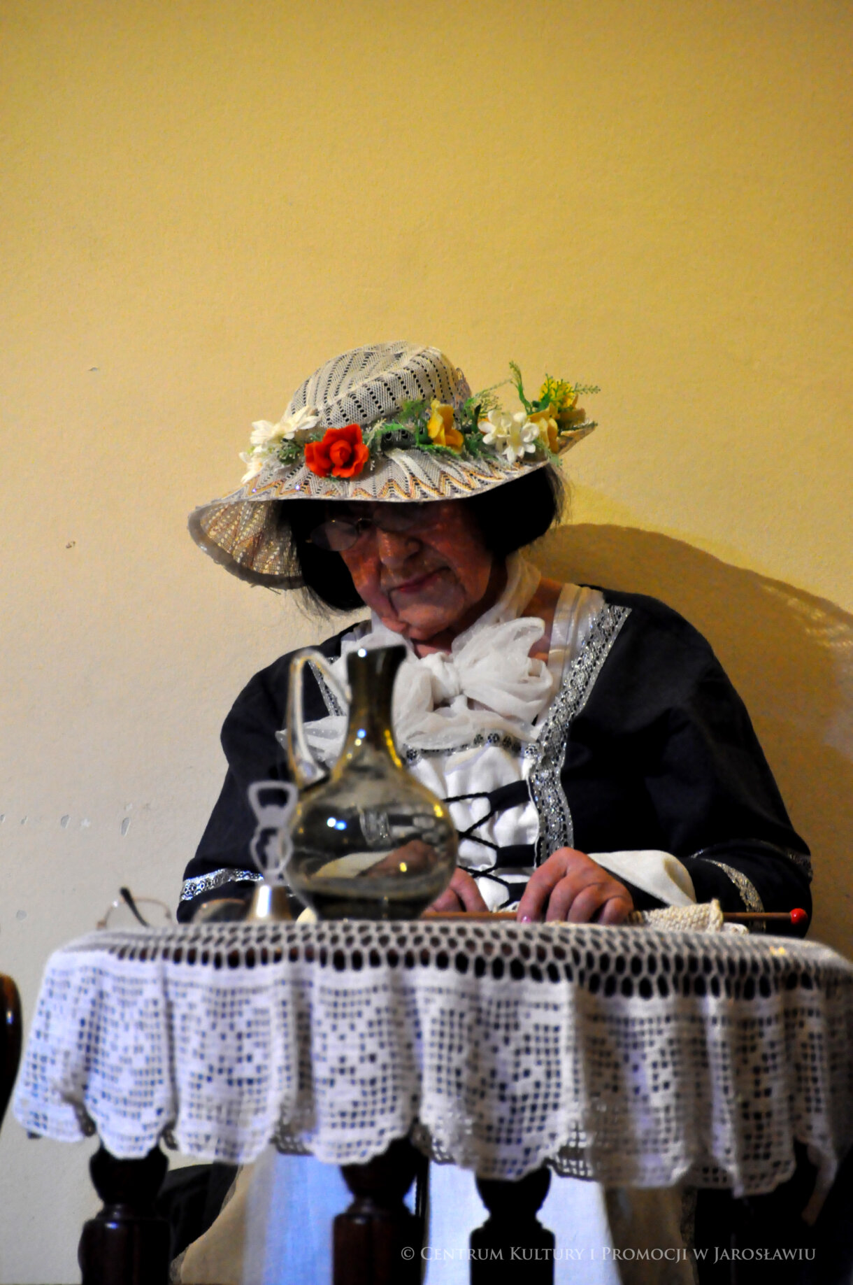 aktorka podczas spektaklu na scenie w Sali Lustrzanej