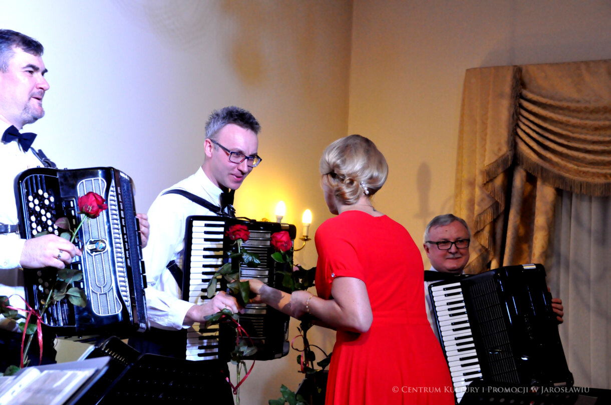 wręczanie pamiątkowej róży na zakończenie koncertu akordeonistom