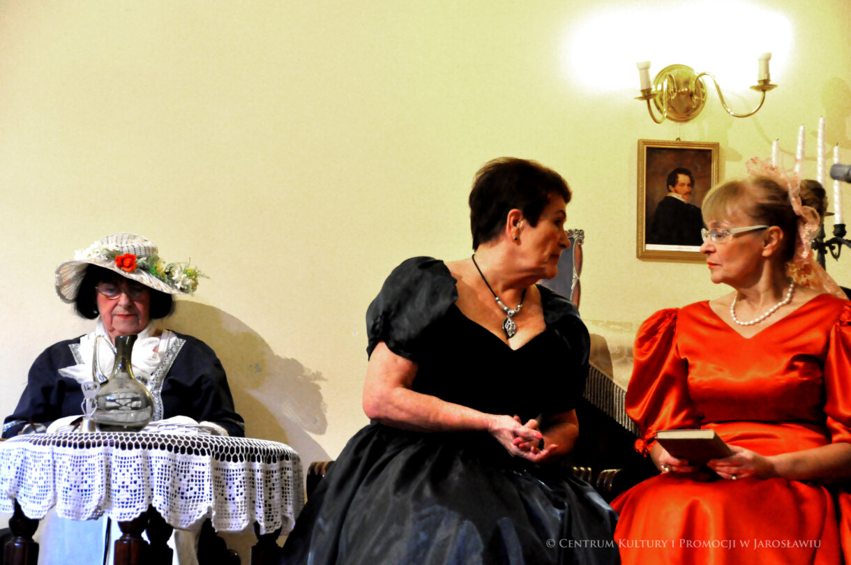 aktorki podczas spektaklu na scenie w Sali Lustrzanej