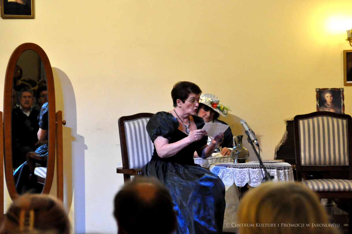 aktorki podczas spektaklu na scenie w Sali Lustrzanej