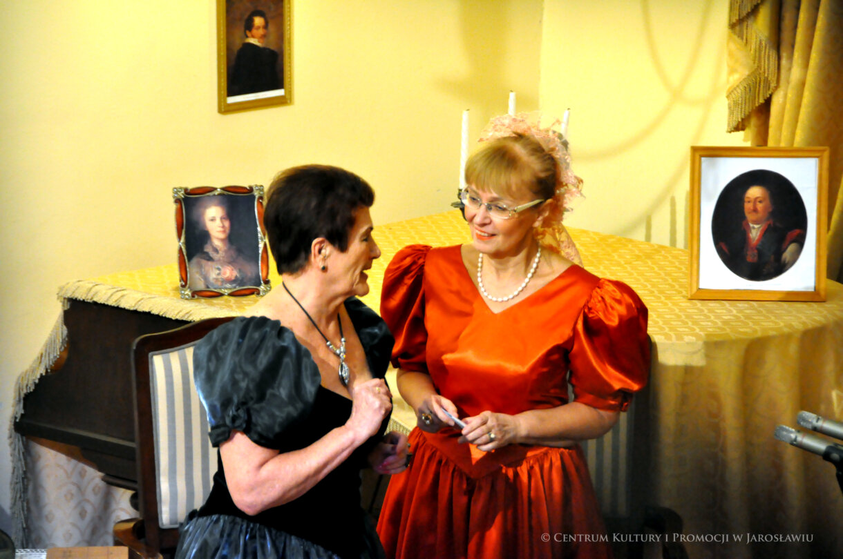 aktorki podczas spektaklu na scenie w Sali Lustrzanej