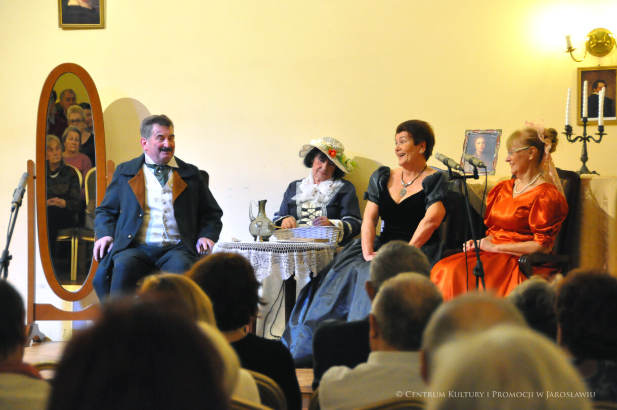 aktorzy podczas spektaklu na scenie w Sali Lustrzanej