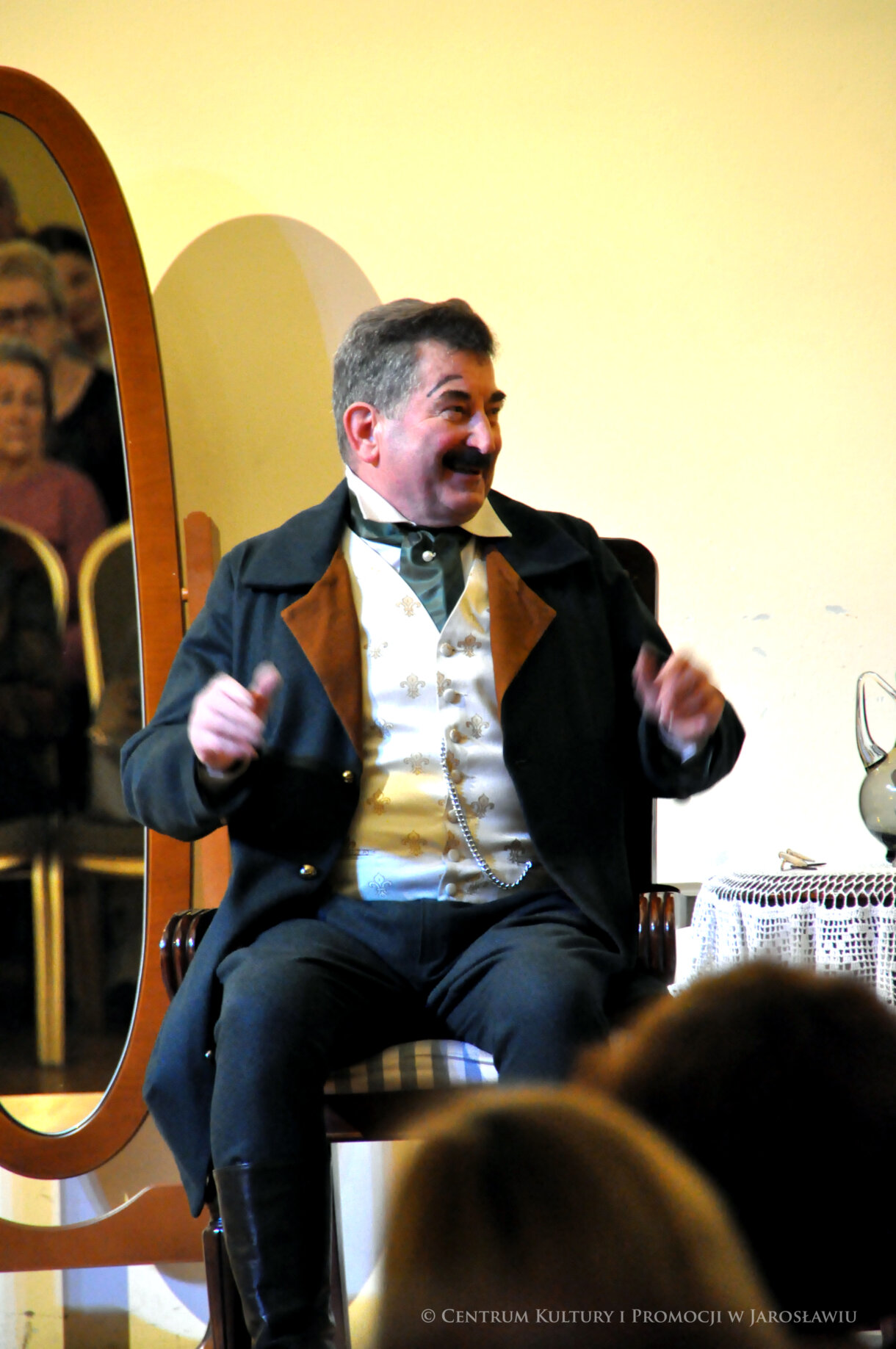 aktor podczas spektaklu na scenie w Sali Lustrzanej