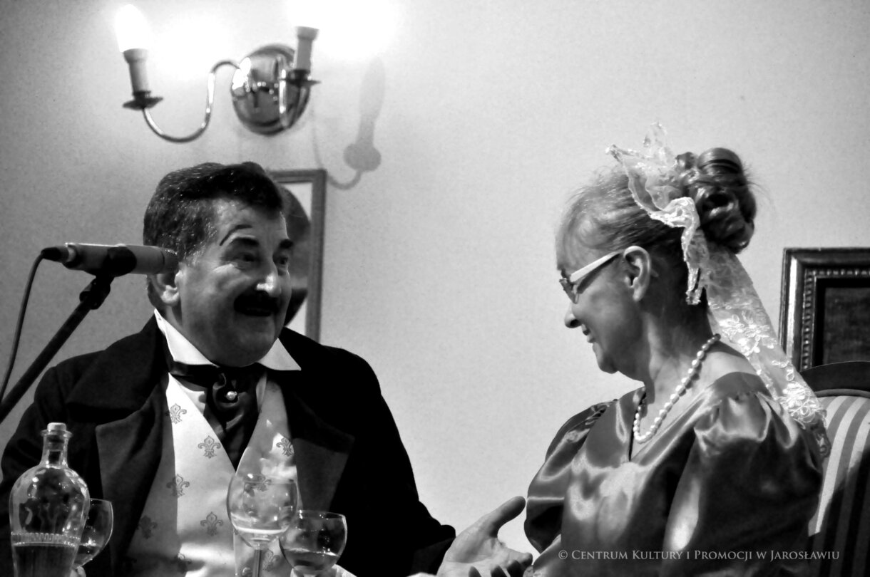 aktorzy podczas spektaklu na scenie w Sali Lustrzanej