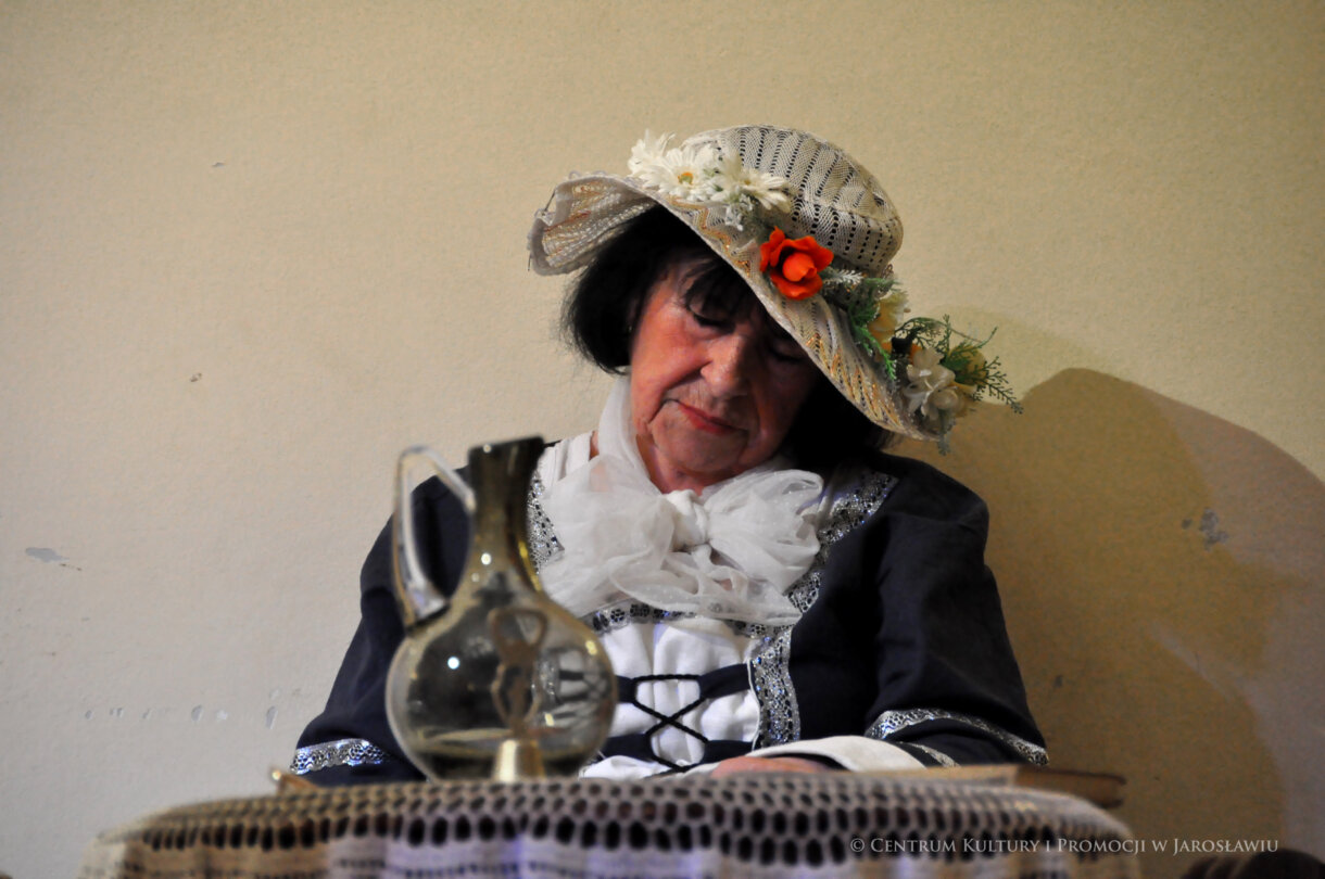 aktorka podczas spektaklu na scenie w Sali Lustrzanej