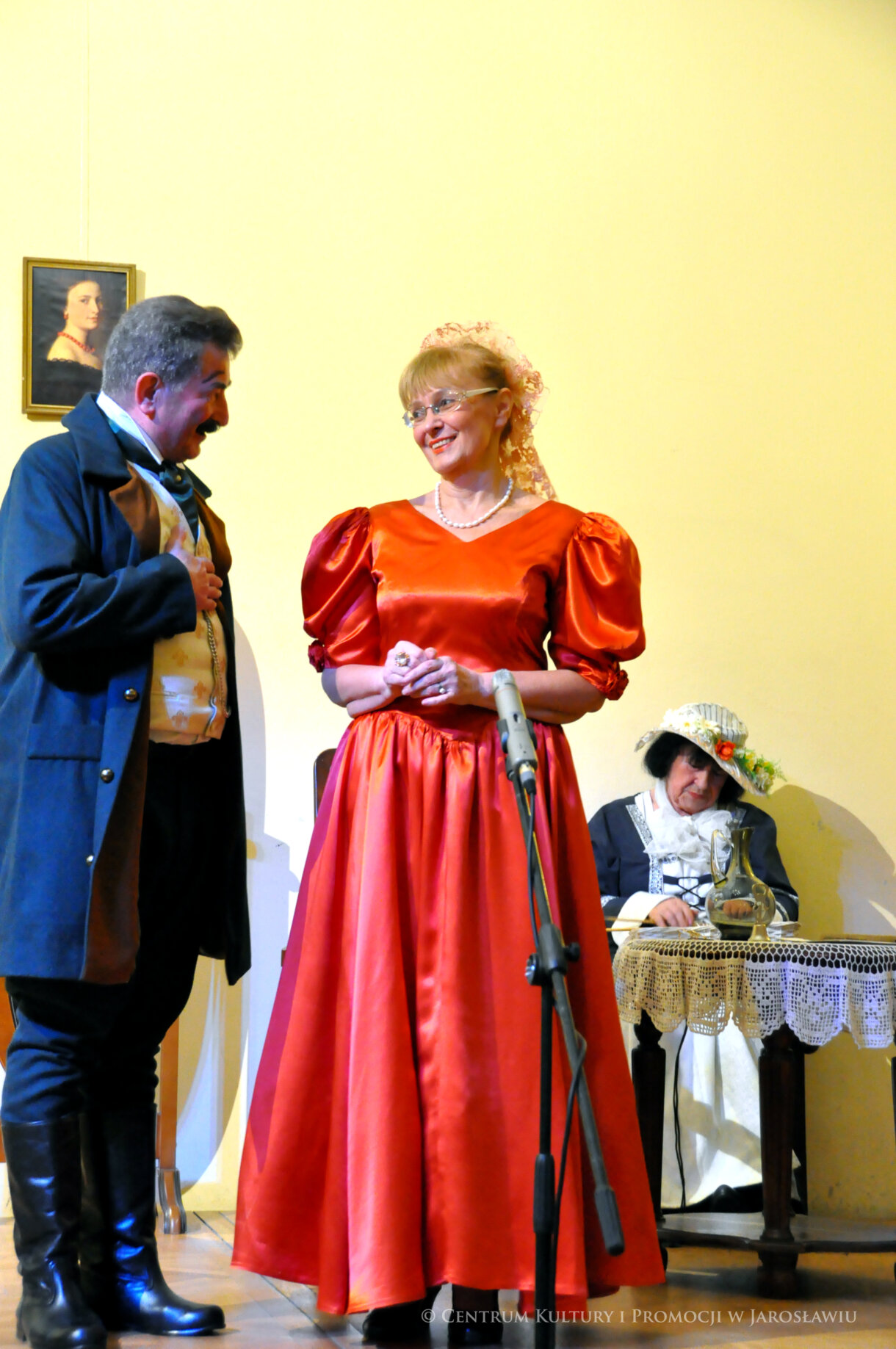 aktorzy podczas spektaklu na scenie w Sali Lustrzanej