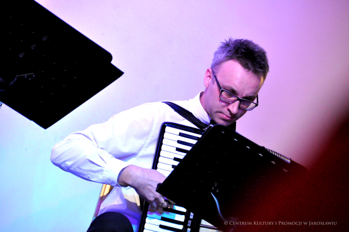 akordeonista podczas koncertu