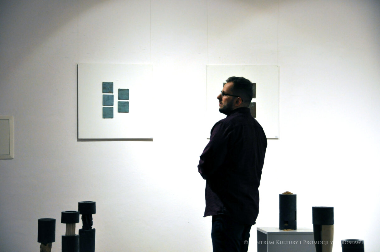 uczestnik wystawy oglądają ekspozycję