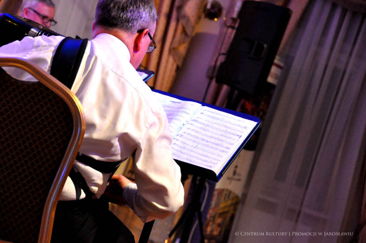 nuty widziane zza pleców akordeonisty