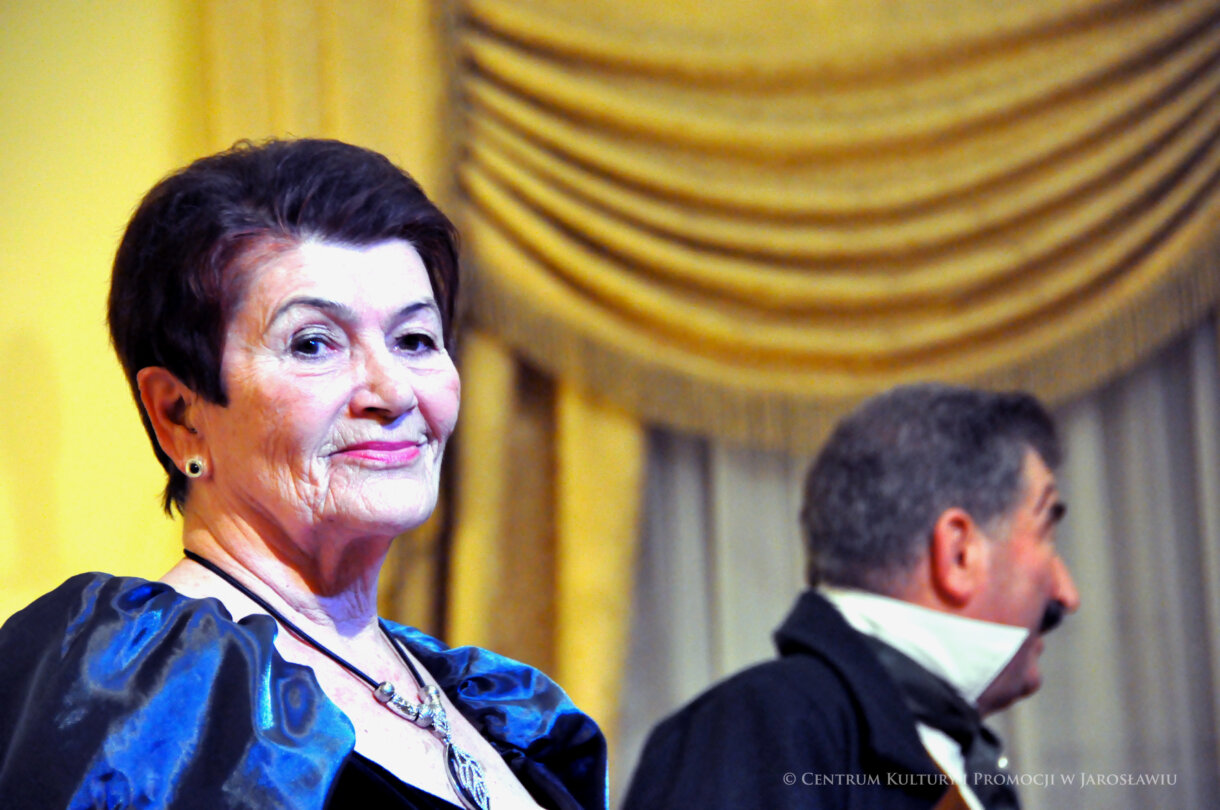 aktorzy podczas spektaklu na scenie w Sali Lustrzanej